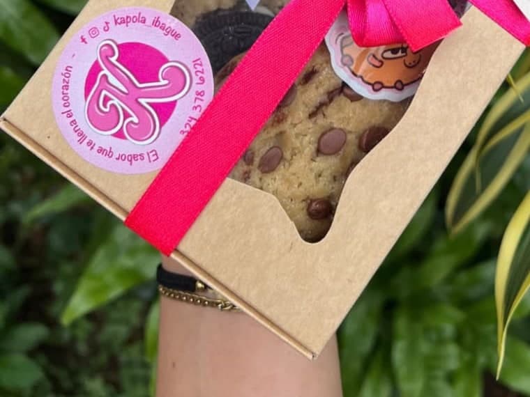 Caja Kapola con galletas grandes y moño fucsia