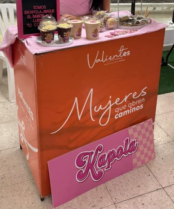 Stand de Kapola en la feria Mujeres que abren caminos