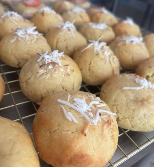 Bandeja de galletas de coco recién horneadas enfriándose en la rejilla