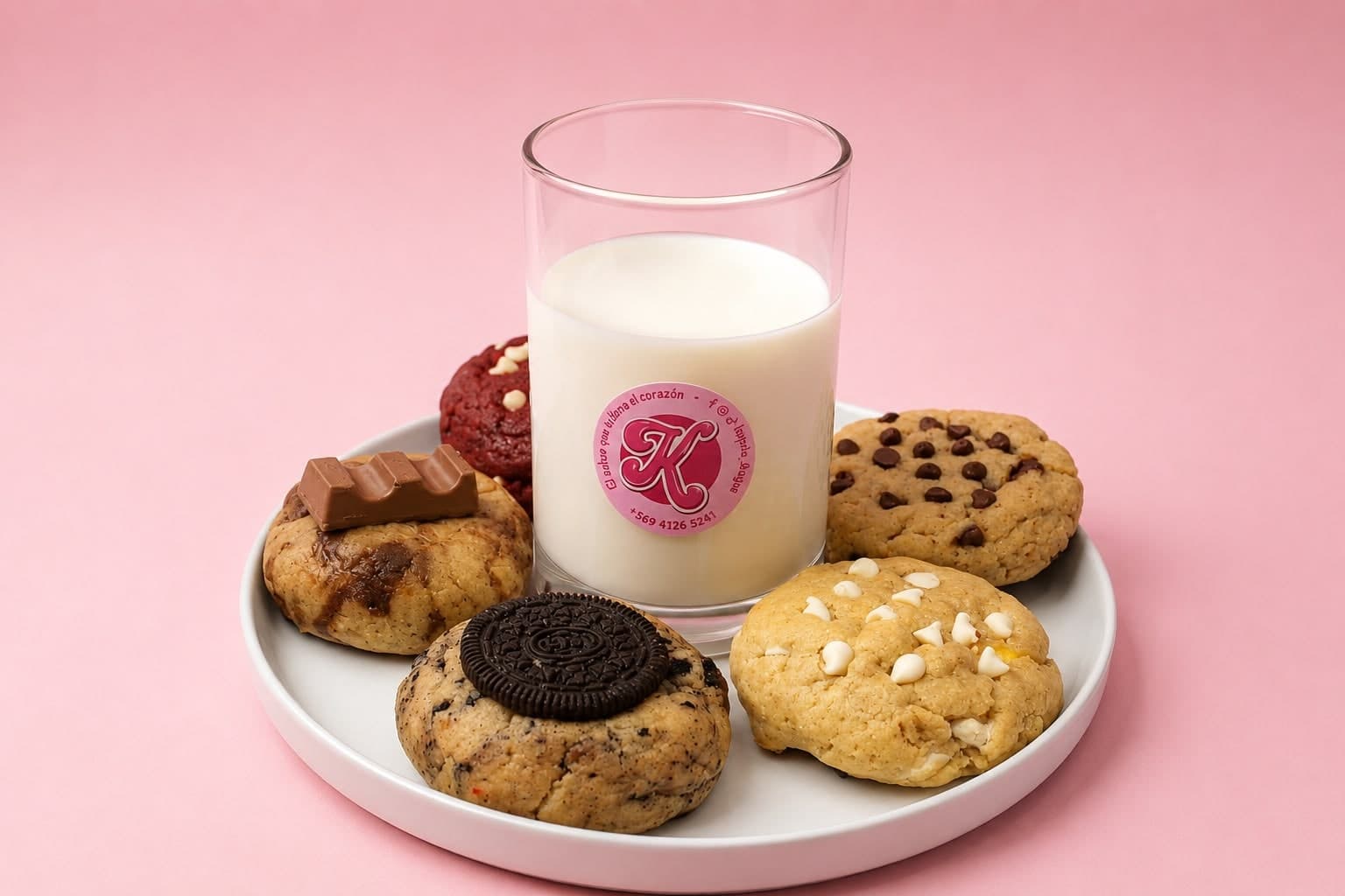 Plato con galletas Kapola de Oreo, red velvet, chips de chocolate y chips blancos junto a un vaso de leche