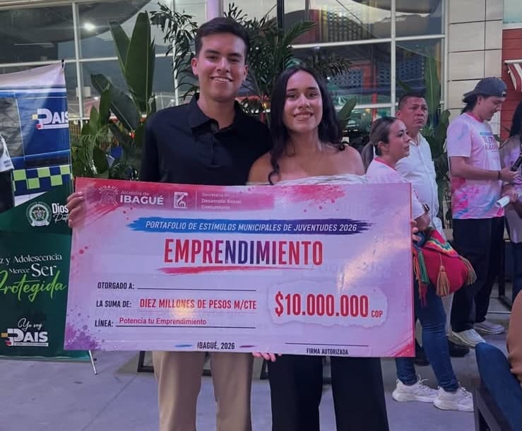 Juan Calderón y Laura Lasso sosteniendo el cheque del premio de emprendimiento de la Alcaldía de Ibagué