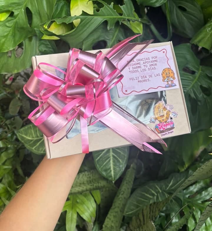 Caja de galletas con moño rosado y tarjeta por el Día de la Madre